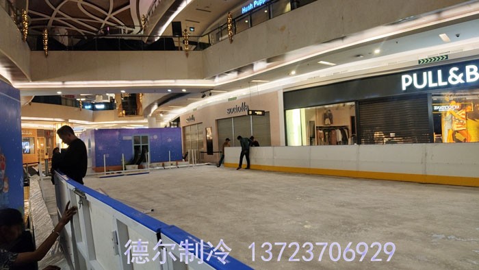 為冰場安裝護欄