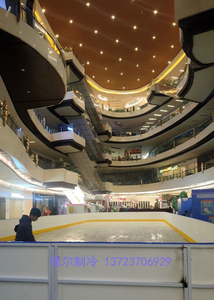 工作人員在維護冰面